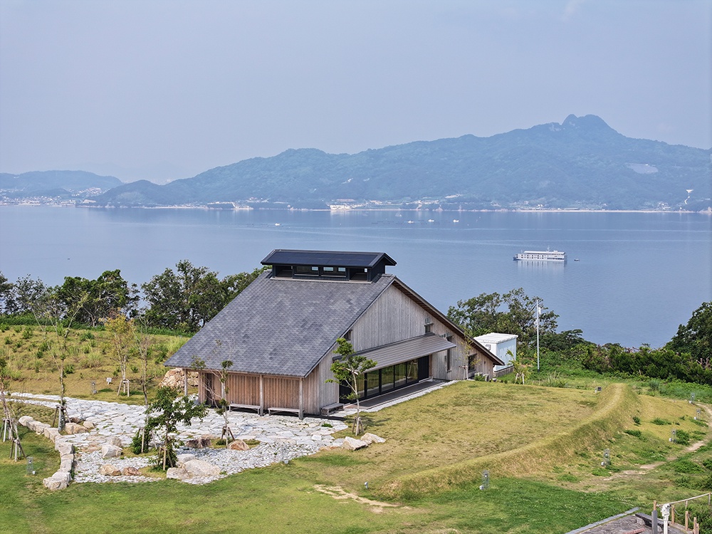 瀬戸内の青に溶け込む、時の納屋とガンツウ。この美しい風景の一部として、私たちも地域に根差したものづくりを続けていきたいと、深く胸に刻んだ一日でした