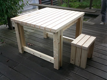 ガーデンテーブルを香川県産小径木檜で